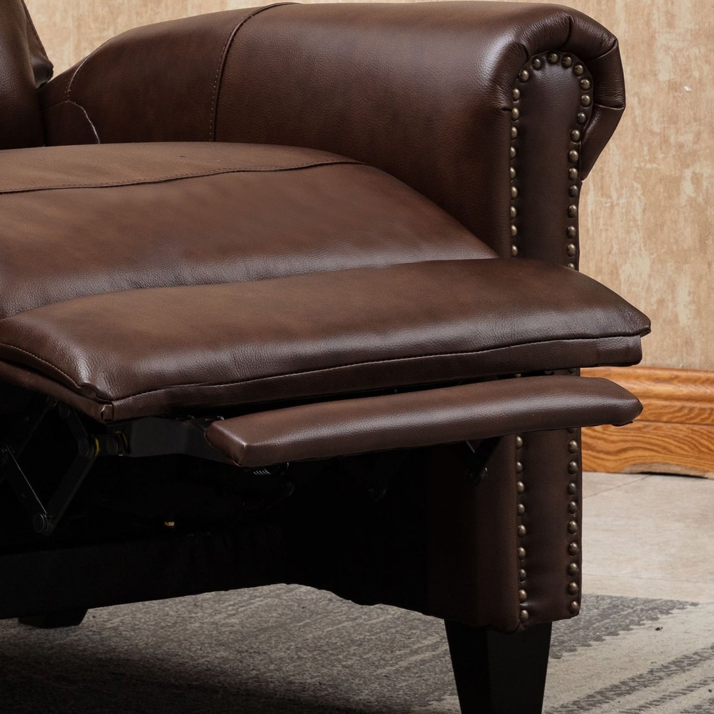 Fauteuil inclinable en cuir véritable avec dossier inclinable, accoudoirs et dossier confortables.