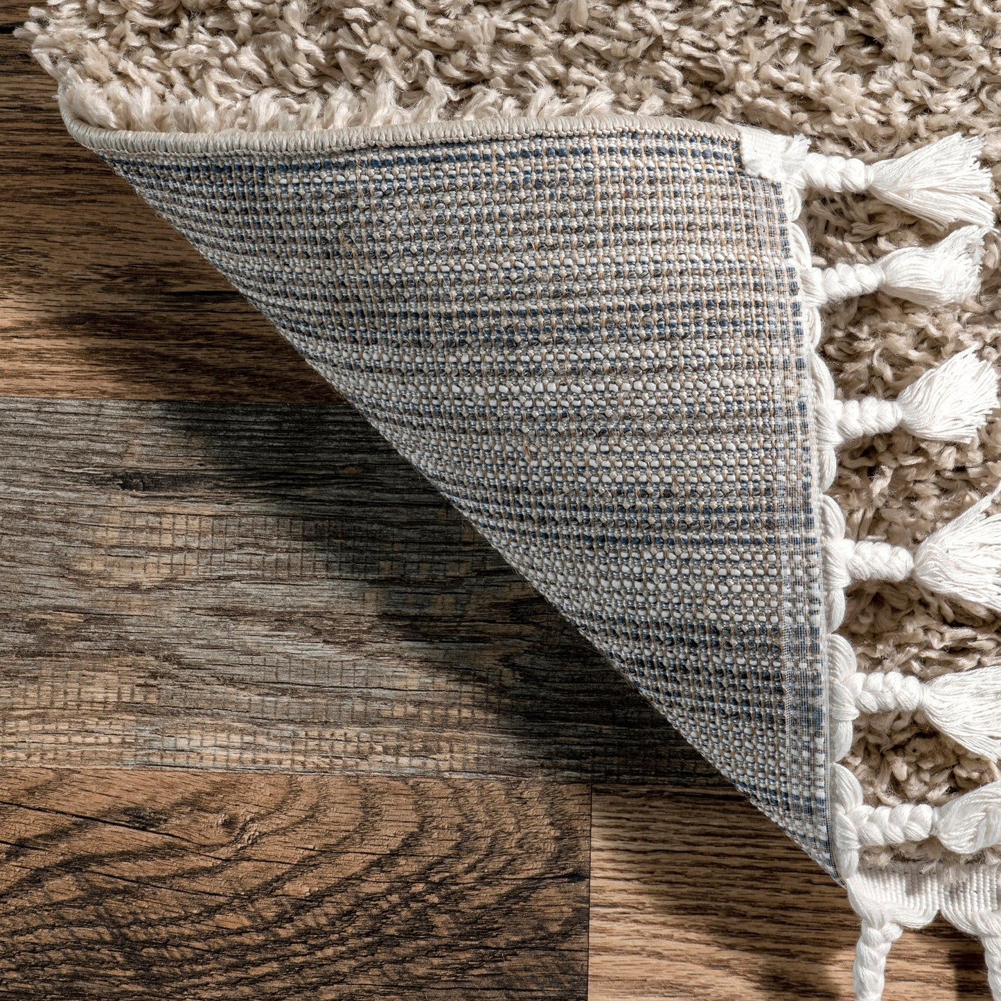 Tapis moderne à poils longs et à pampilles Neva Nuloom