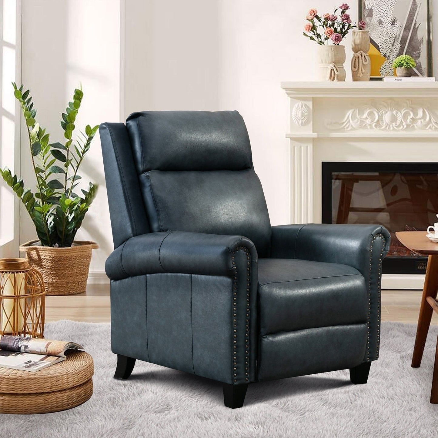 Fauteuil inclinable en cuir véritable avec dossier inclinable, accoudoirs et dossier confortables.