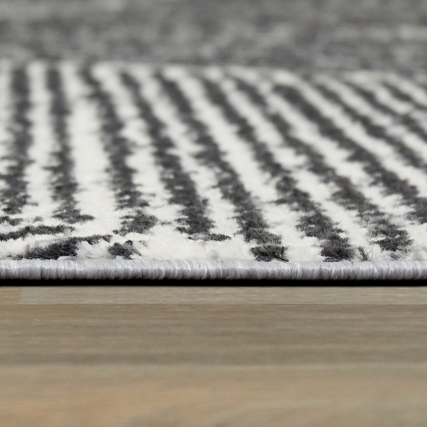 Tapis Larsen moderne à rayures variées