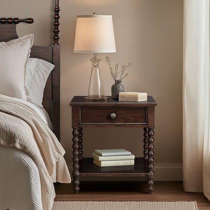 Table de chevet Madison Park Signature Beckett en bois tourné avec tiroir et étagère
