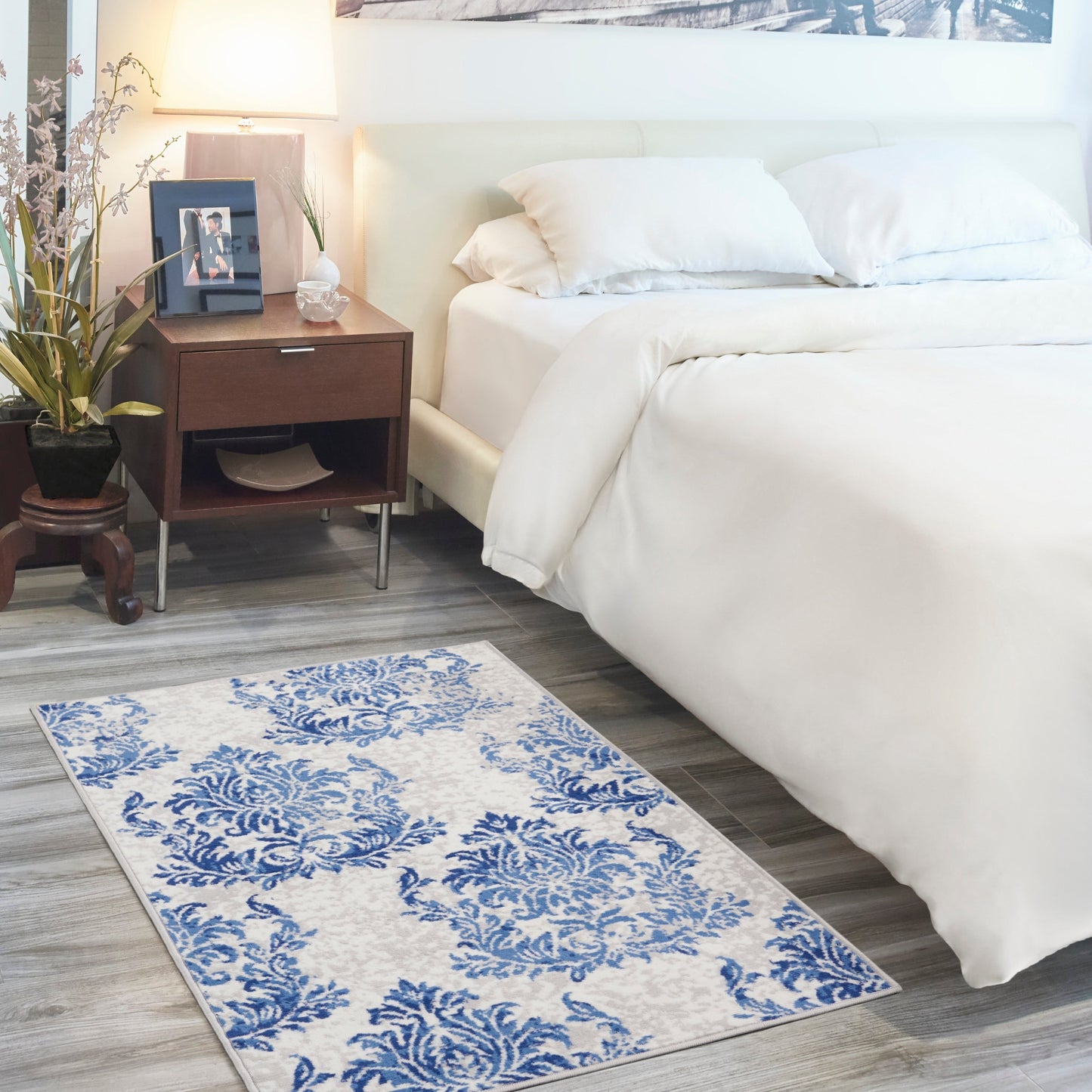 Tapis Nourison Whimsicle style campagne française, motif botanique, ivoire et marine