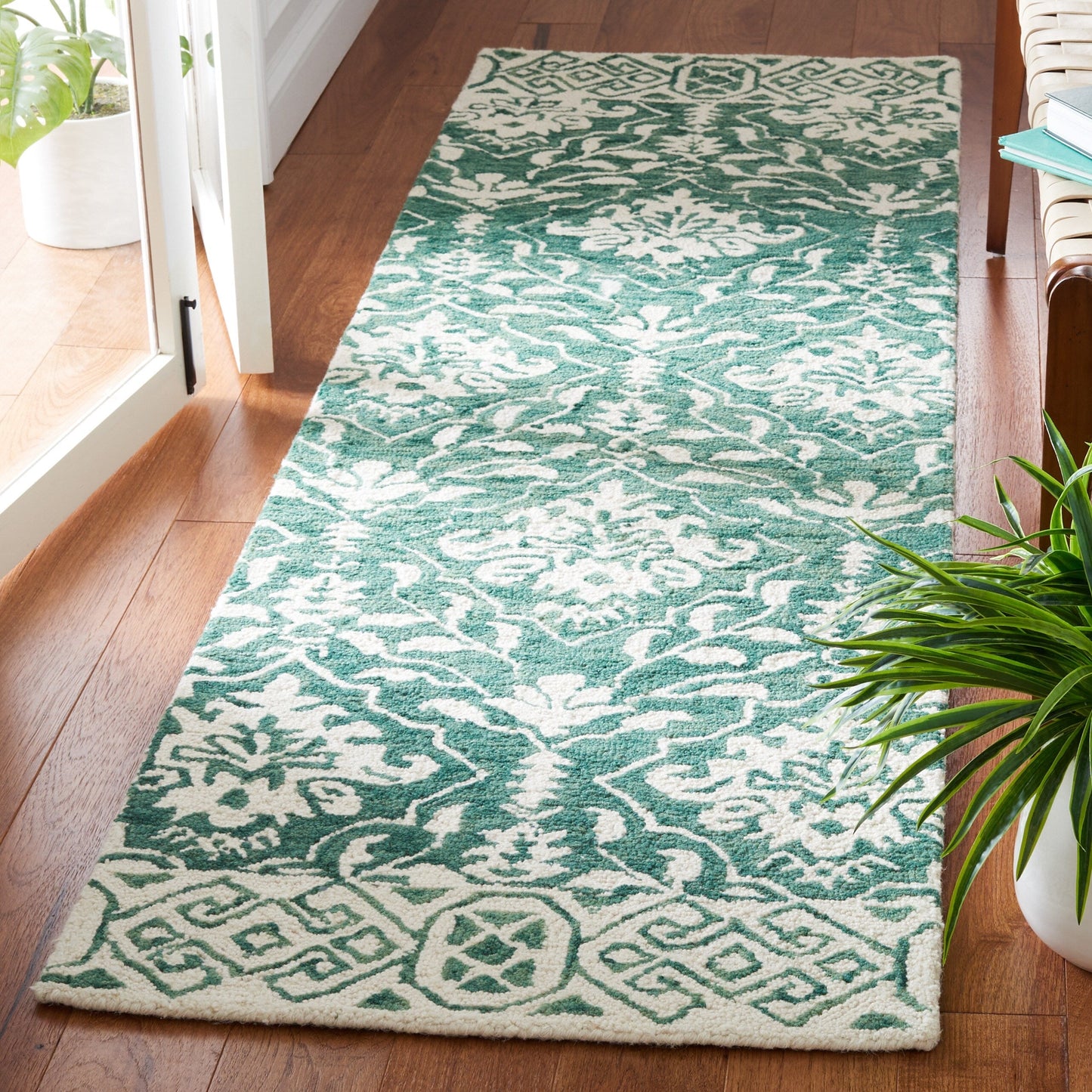 Tapis en laine Elvedina à motif floral, teint à la main par SAFAVIEH