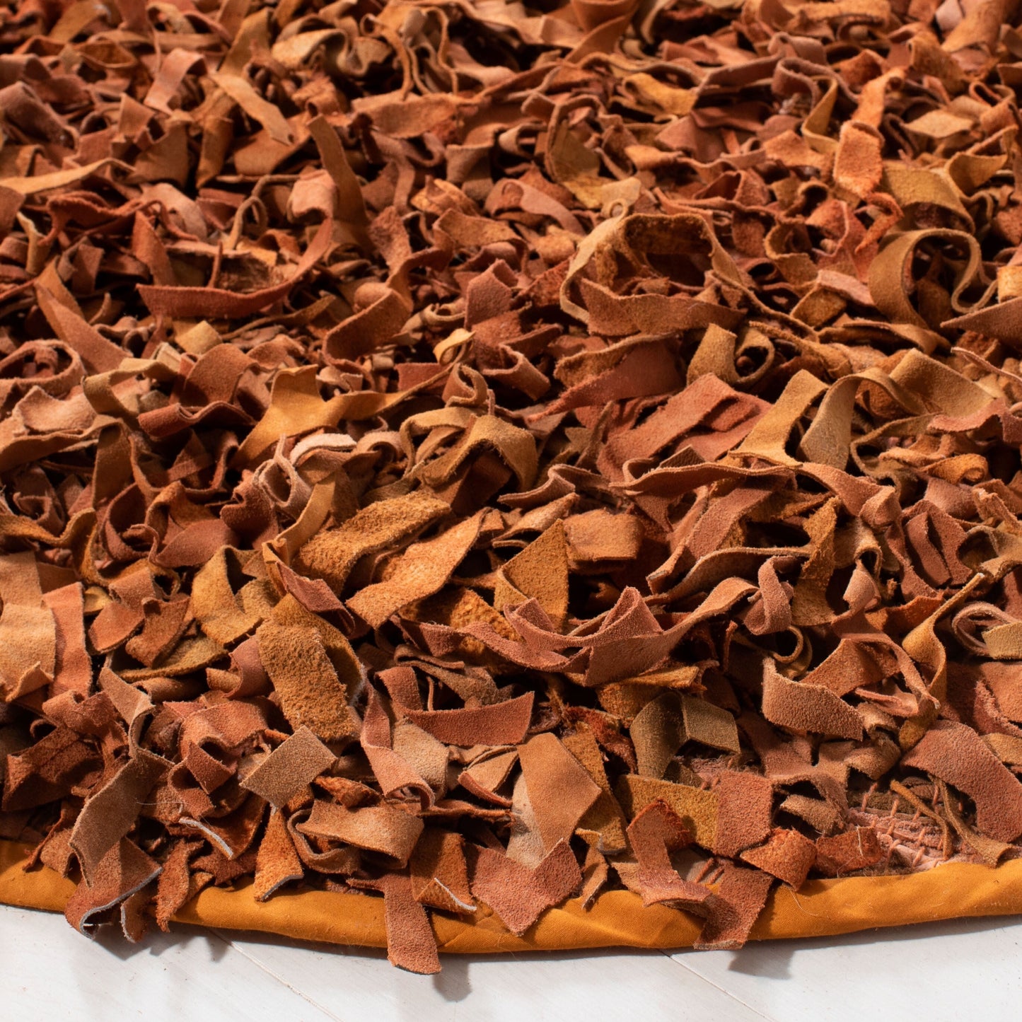 SAFAVIEH Tapis en cuir moderne à poils longs Blayne fait à la main