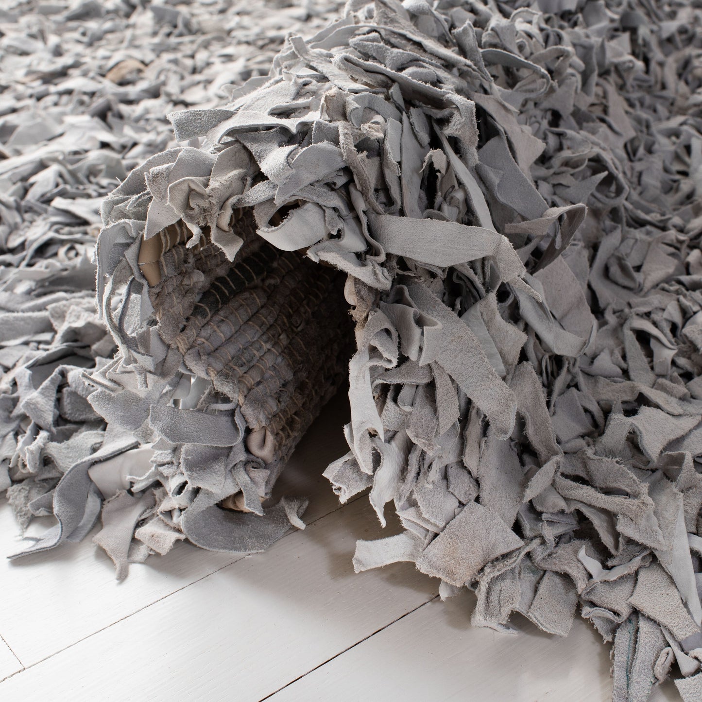 Tapis décoratif moderne SAFAVIEH en cuir shaggy fait main Doinita