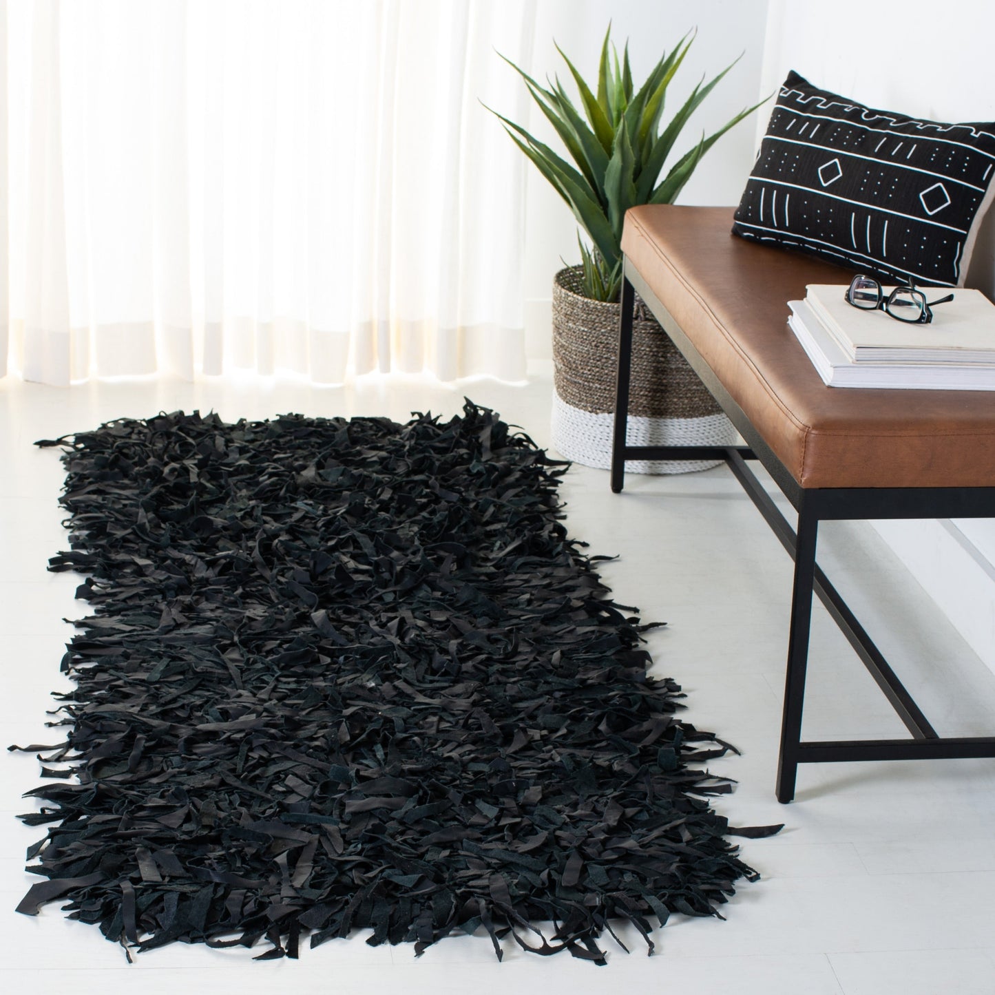 Tapis décoratif moderne SAFAVIEH en cuir shaggy fait main Doinita