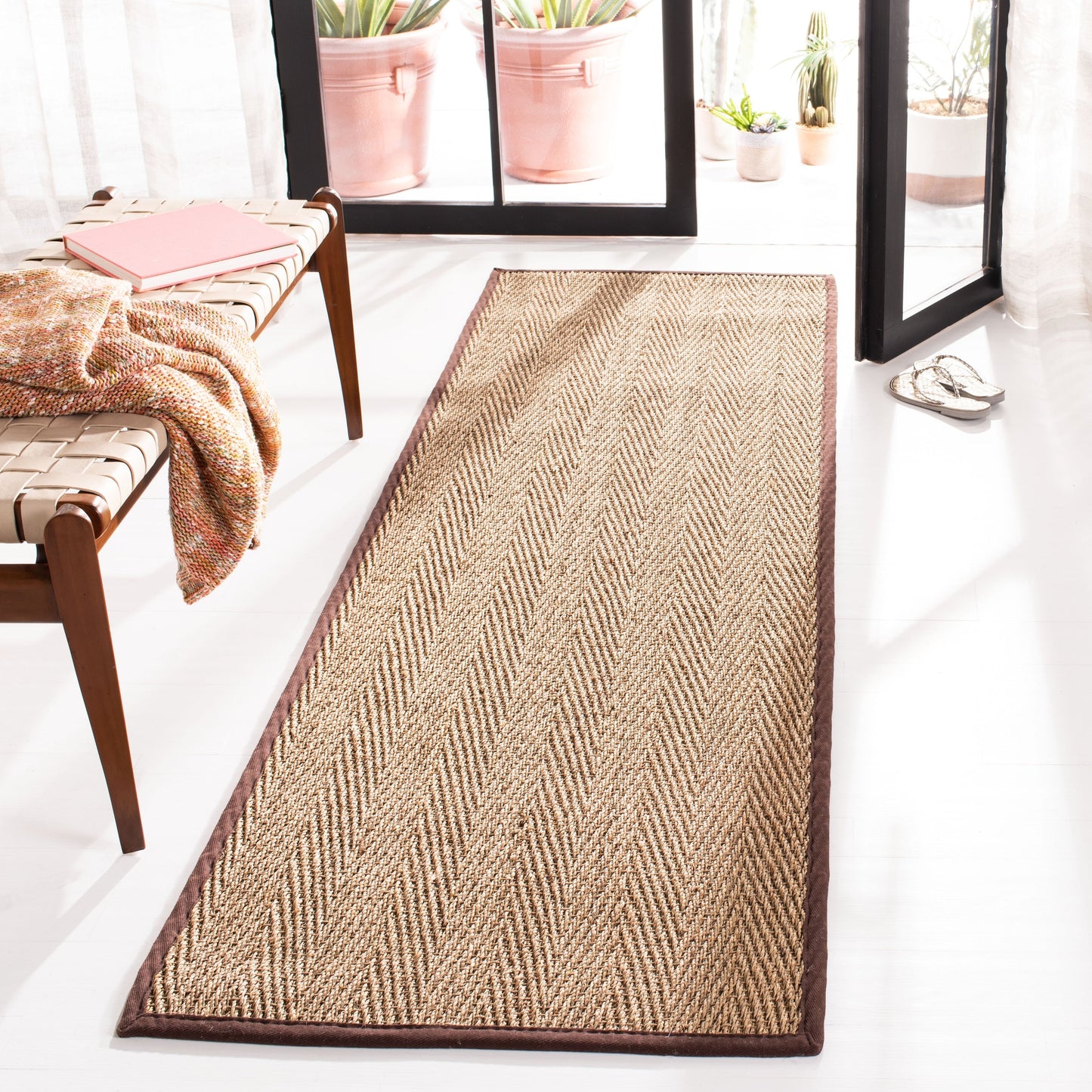 Tapis Trilby en fibres naturelles SAFAVIEH à chevrons en jonc de mer