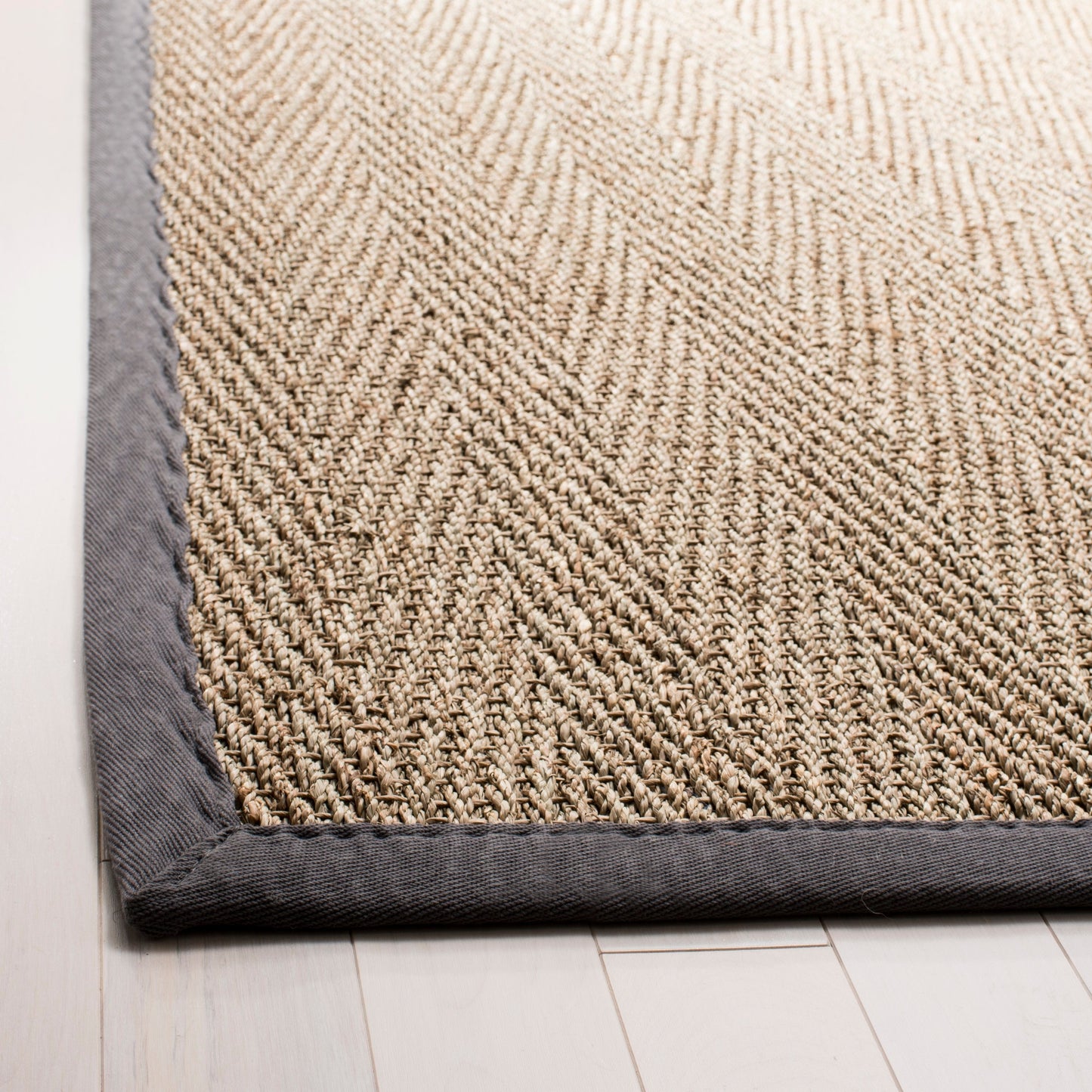 Tapis Trilby en fibres naturelles SAFAVIEH à chevrons en jonc de mer