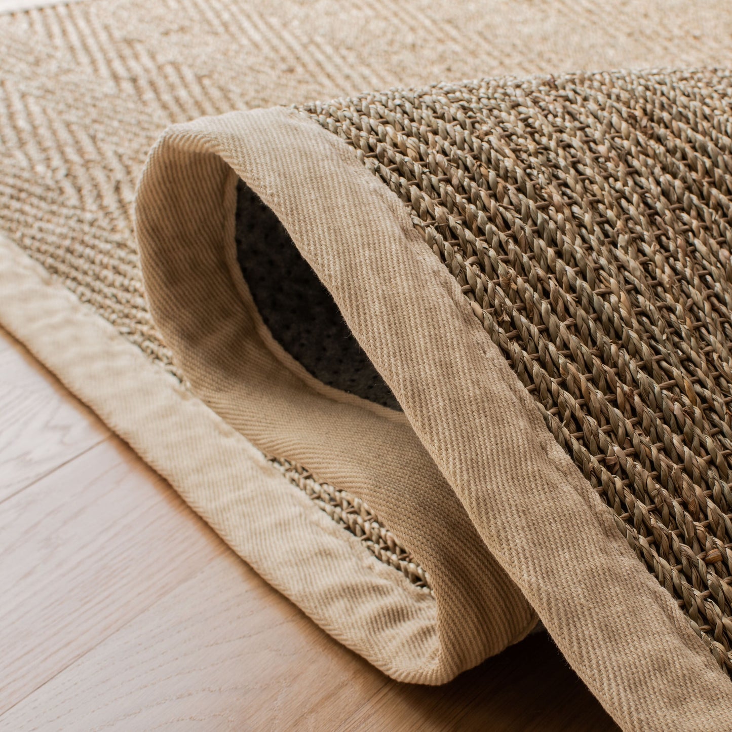 Tapis Trilby en fibres naturelles SAFAVIEH à chevrons en jonc de mer