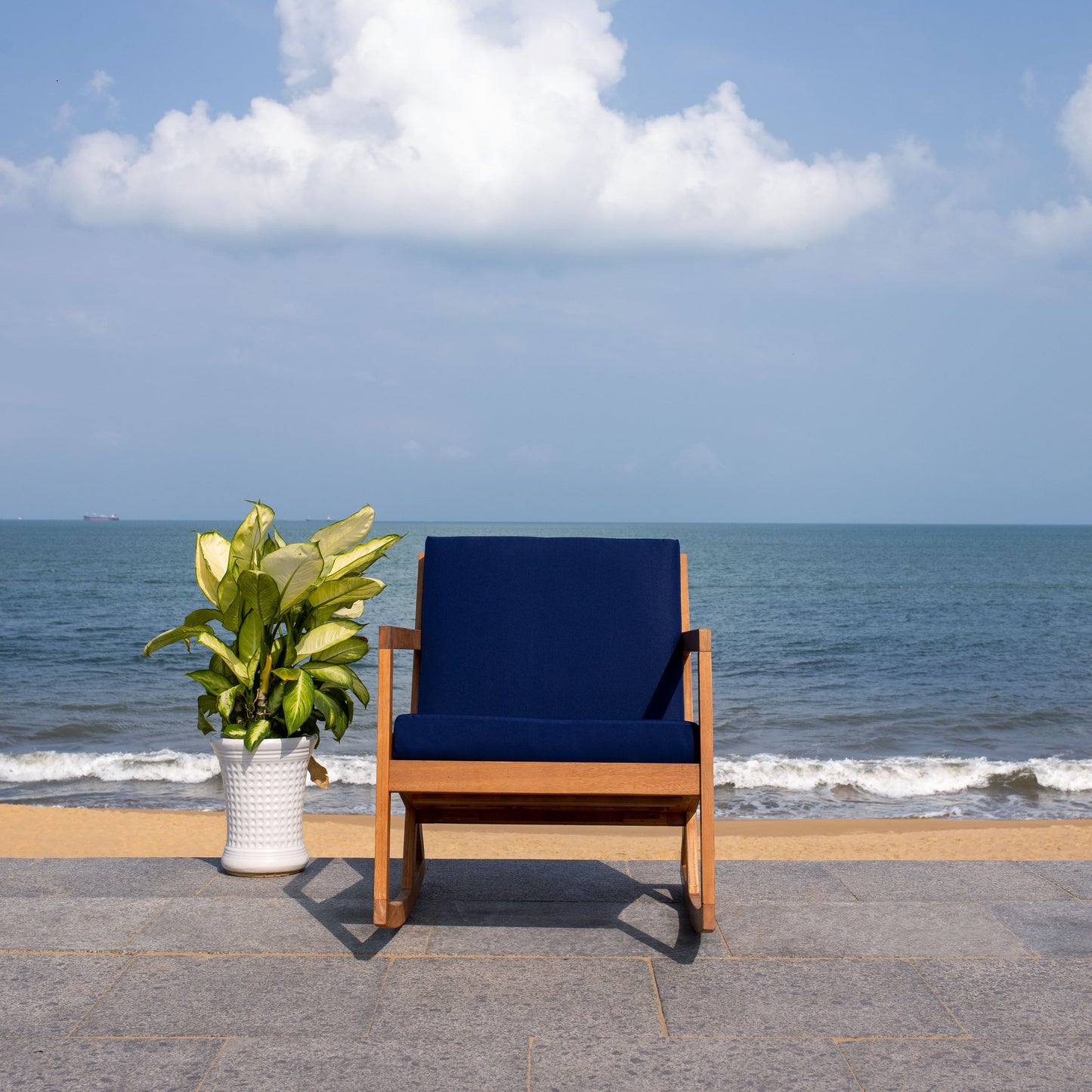 Fauteuil à bascule d'extérieur SAFAVIEH Makaila avec coussin - 66 cm (L) x 79 cm (P) x 97 cm (H)