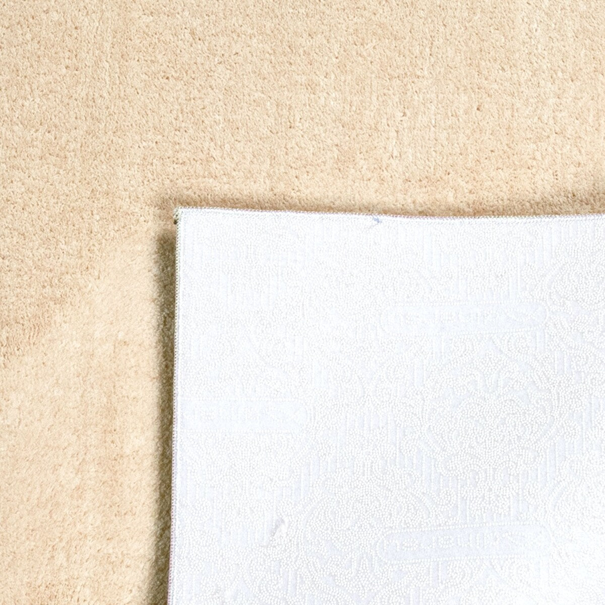 Tapis doux et lavable avec envers antidérapant, disponible en couleurs unies.