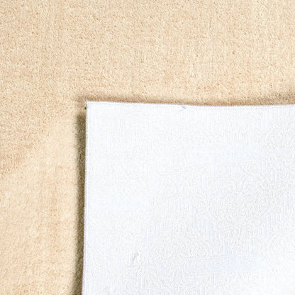 Tapis doux et lavable avec envers antidérapant, disponible en couleurs unies.