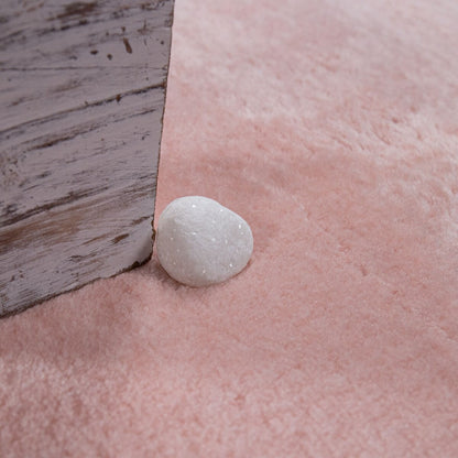 Tapis doux et lavable avec envers antidérapant, disponible en couleurs unies.