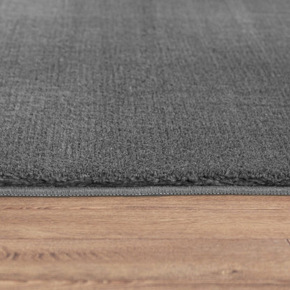 Tapis doux et lavable avec envers antidérapant, disponible en couleurs unies.