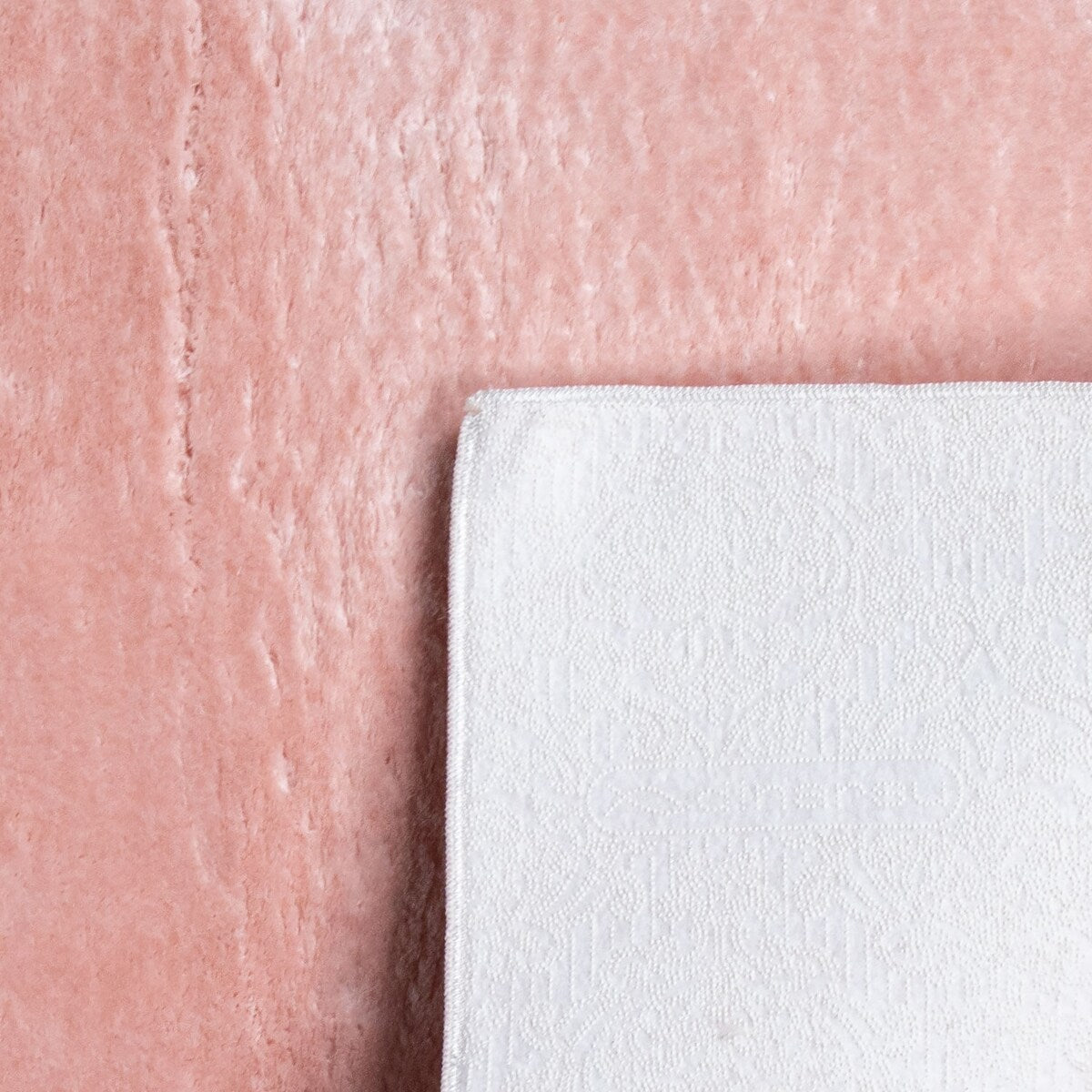 Tapis doux et lavable avec envers antidérapant, disponible en couleurs unies.