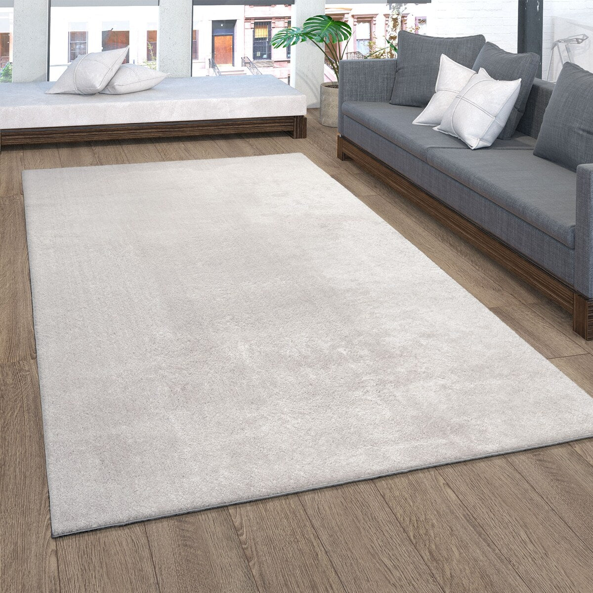 Tapis doux et lavable avec envers antidérapant, disponible en couleurs unies.