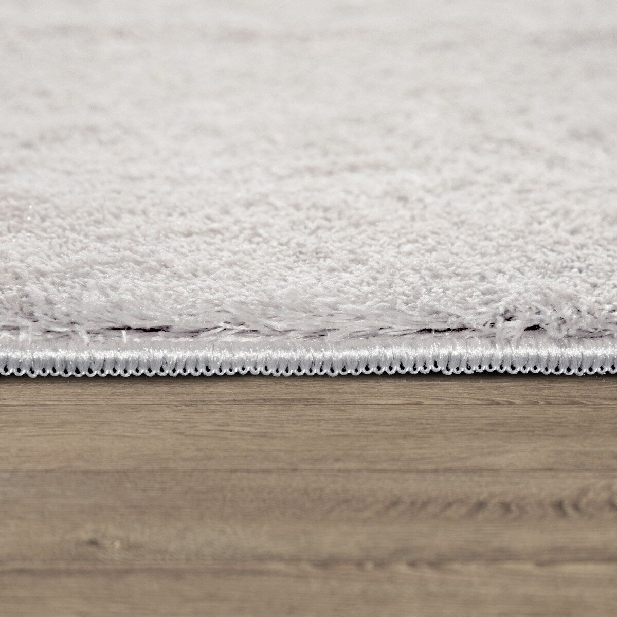 Tapis doux et lavable avec envers antidérapant, disponible en couleurs unies.