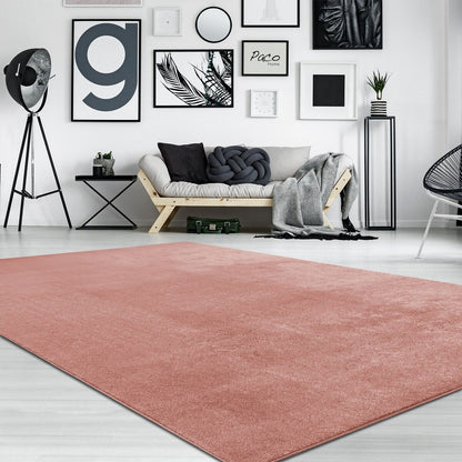 Tapis doux et lavable avec envers antidérapant, disponible en couleurs unies.