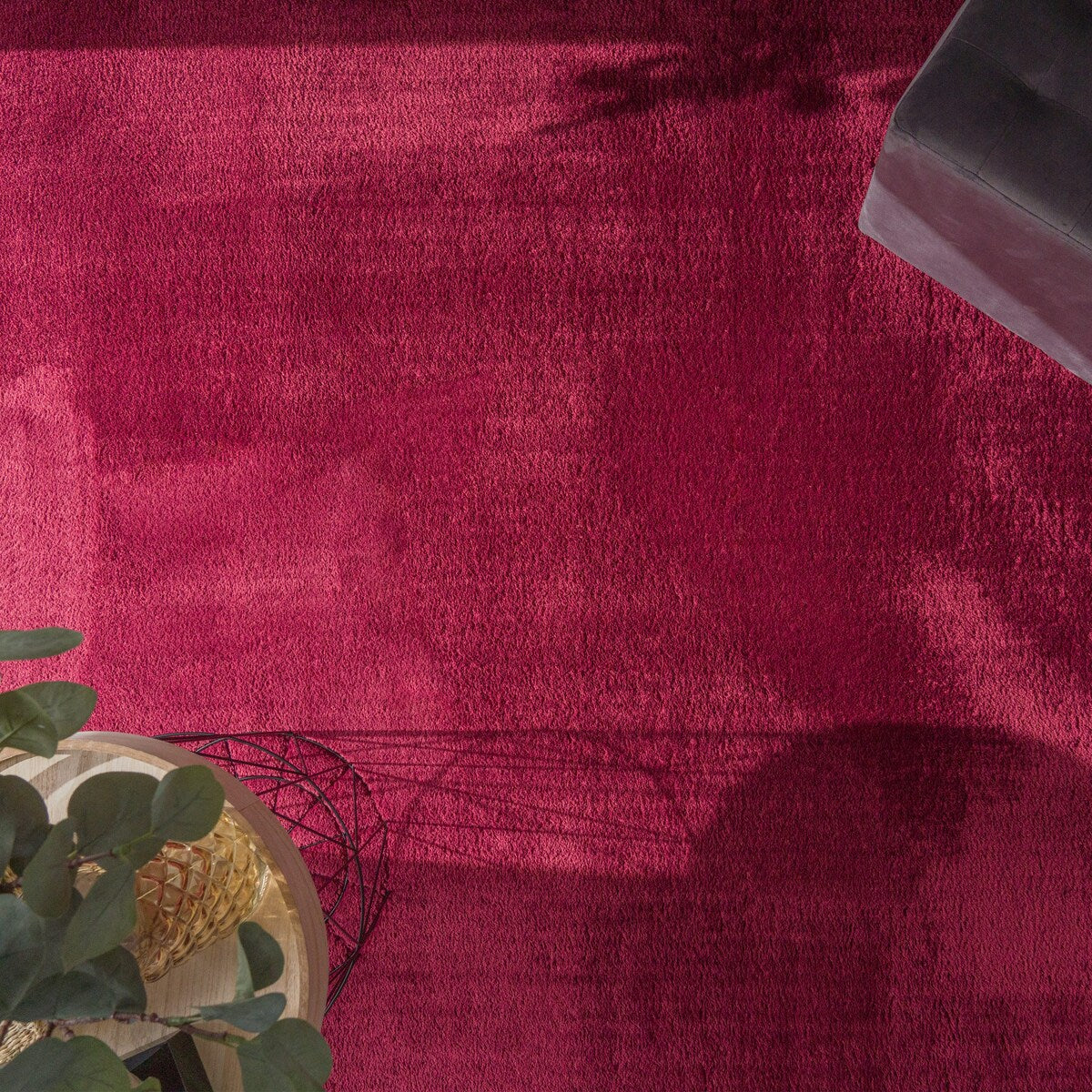 Tapis doux et lavable avec envers antidérapant, disponible en couleurs unies.