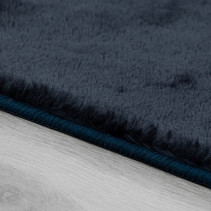 Tapis doux et lavable avec envers antidérapant, disponible en couleurs unies.