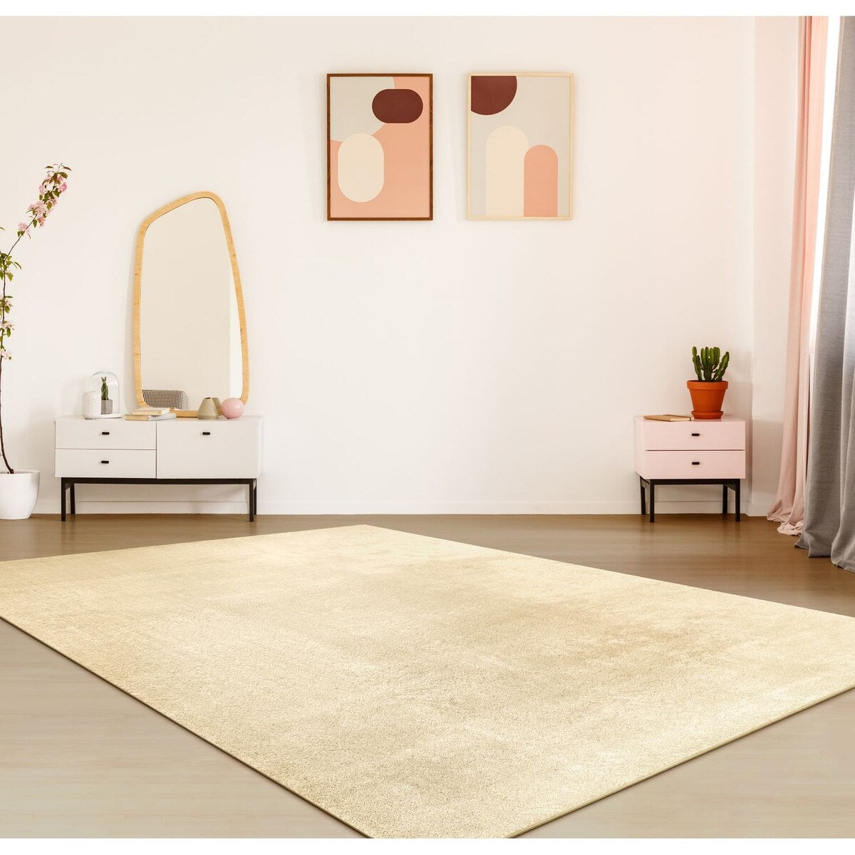 Tapis doux et lavable avec envers antidérapant, disponible en couleurs unies.