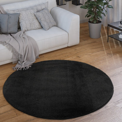 Tapis doux et lavable avec envers antidérapant, disponible en couleurs unies.