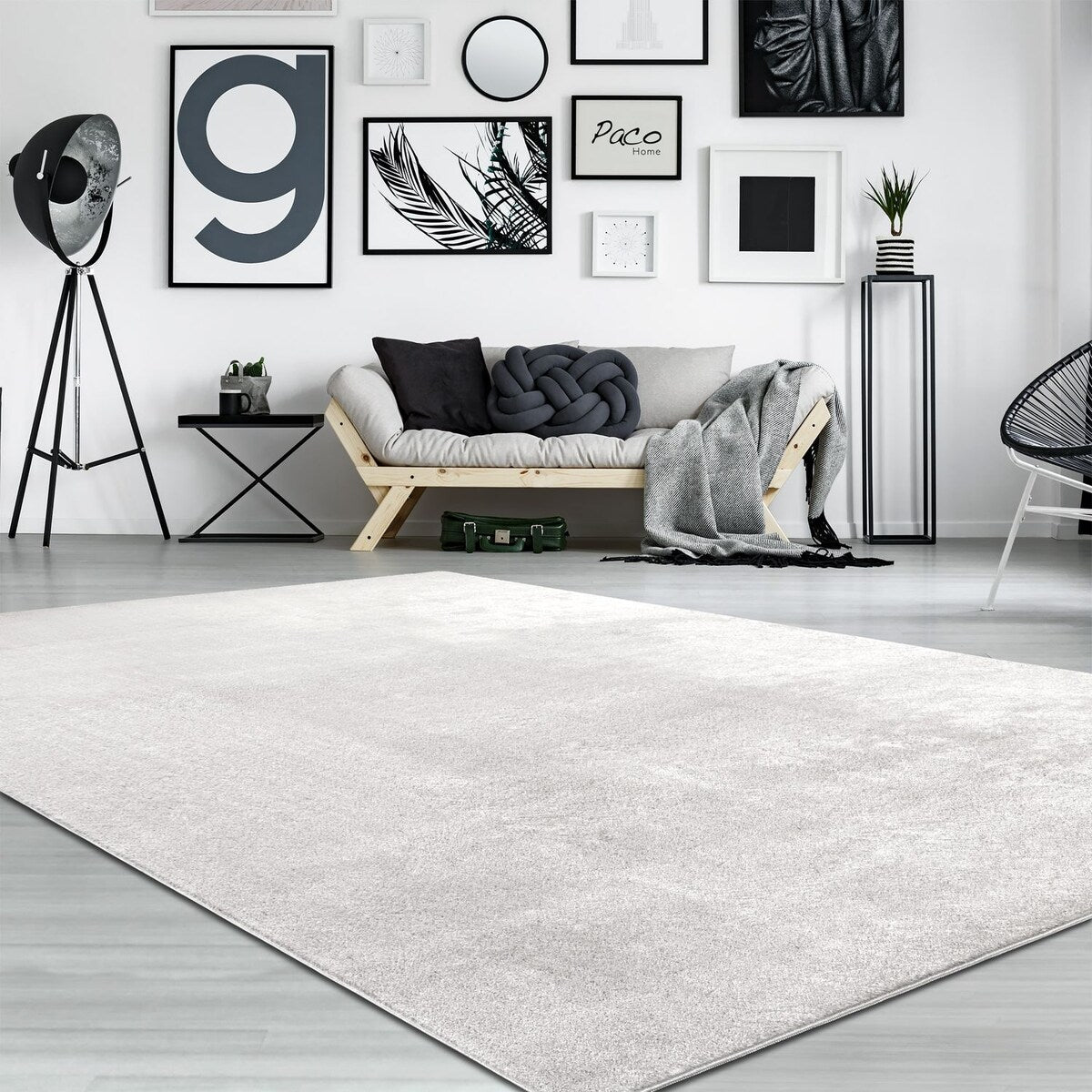 Tapis doux et lavable avec envers antidérapant, disponible en couleurs unies.