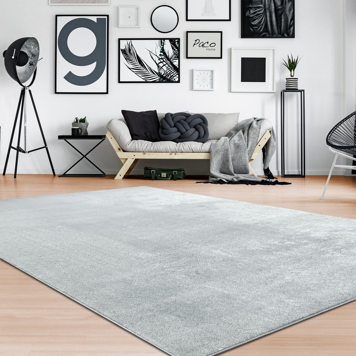 Tapis doux et lavable avec envers antidérapant, disponible en couleurs unies.