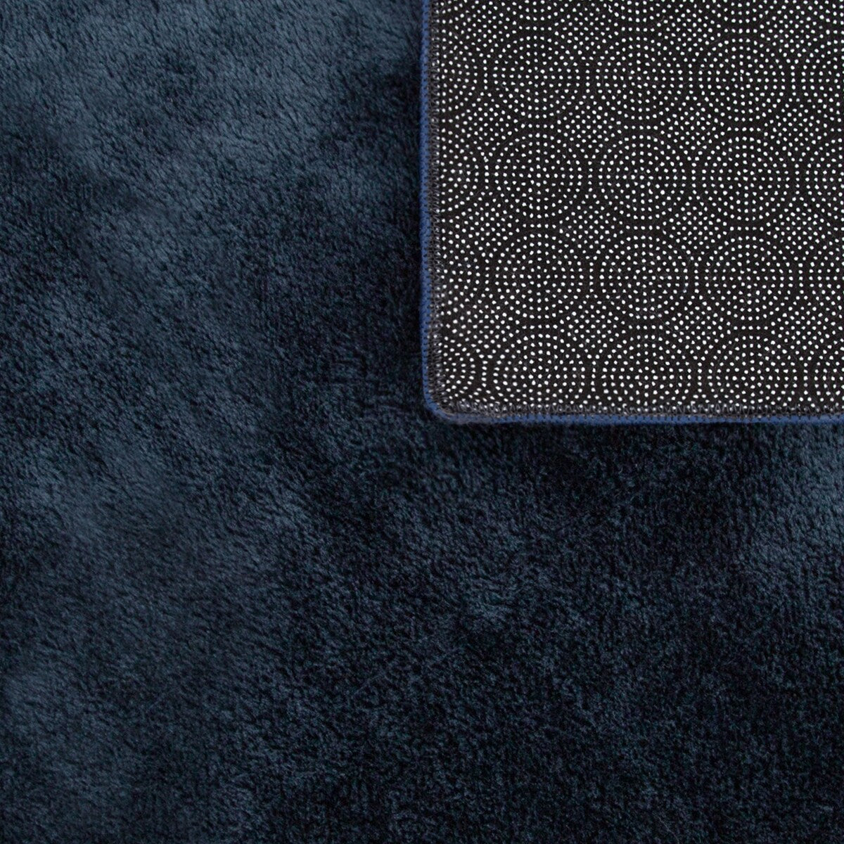 Tapis doux et lavable avec envers antidérapant, disponible en couleurs unies.