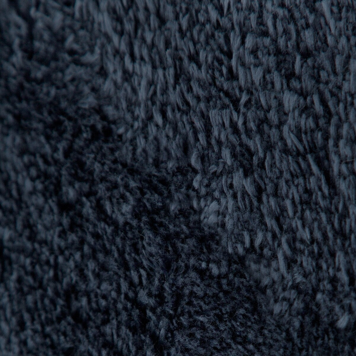 Tapis doux et lavable avec envers antidérapant, disponible en couleurs unies.