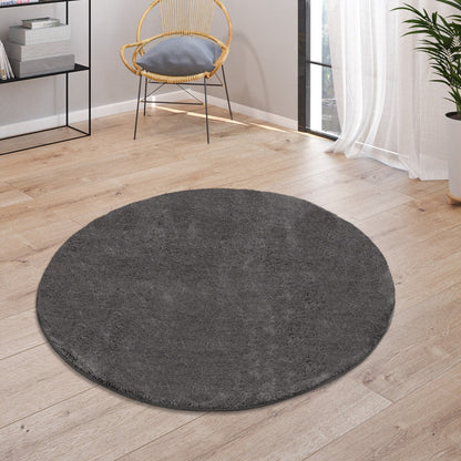 Tapis doux et lavable avec envers antidérapant, disponible en couleurs unies.