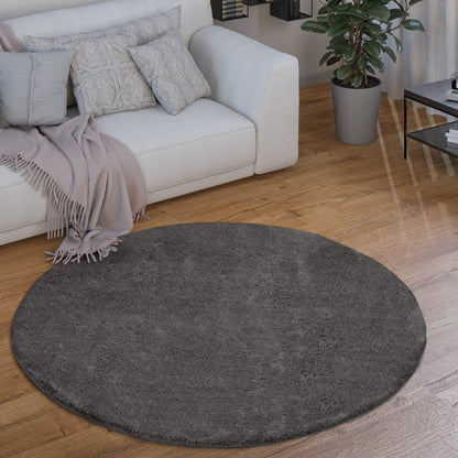 Tapis doux et lavable avec envers antidérapant, disponible en couleurs unies.
