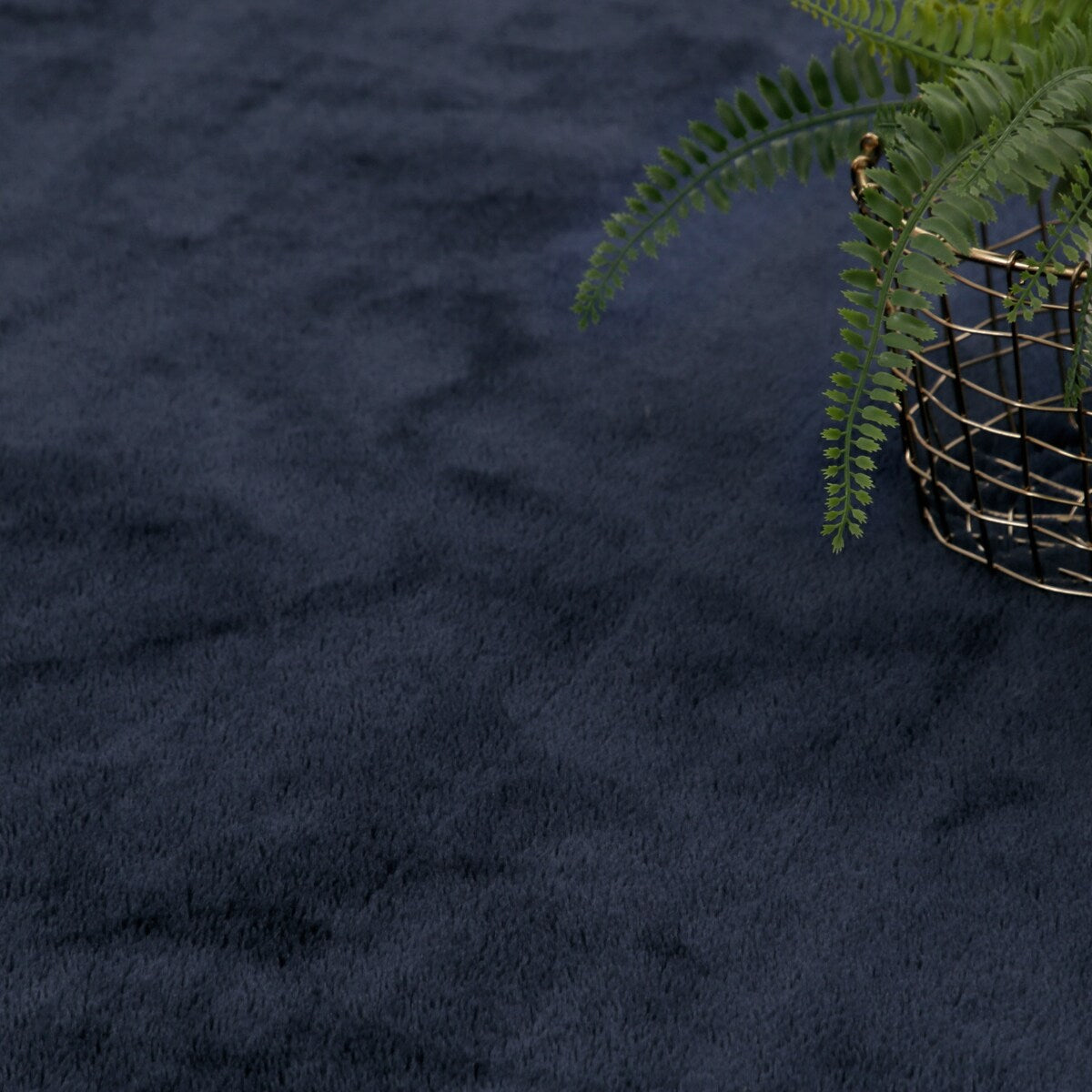 Tapis doux et lavable avec envers antidérapant, disponible en couleurs unies.