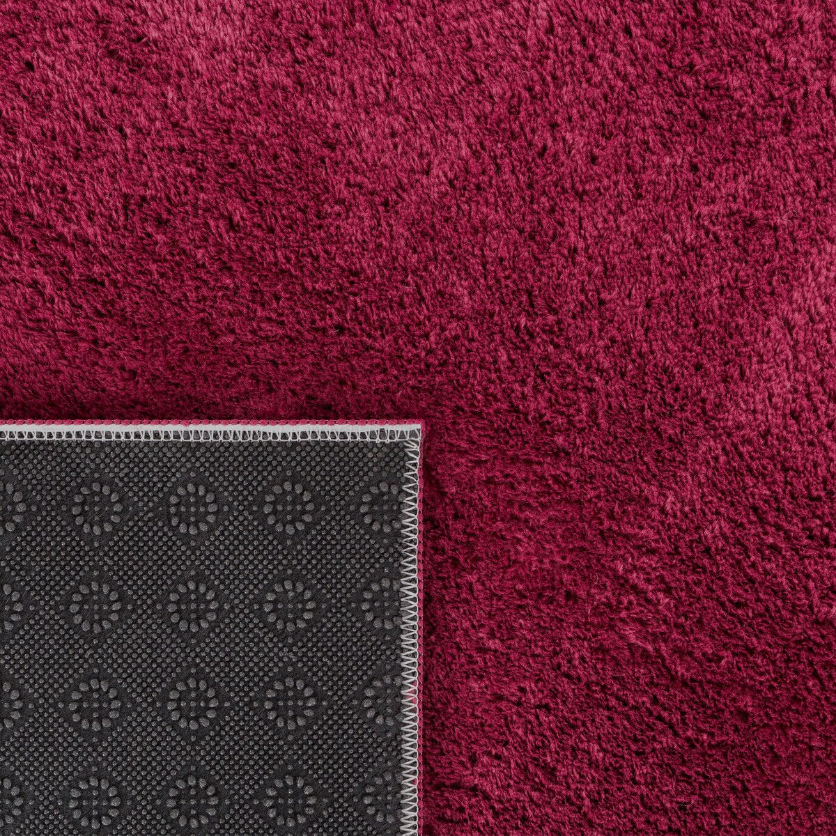 Tapis doux et lavable avec envers antidérapant, disponible en couleurs unies.