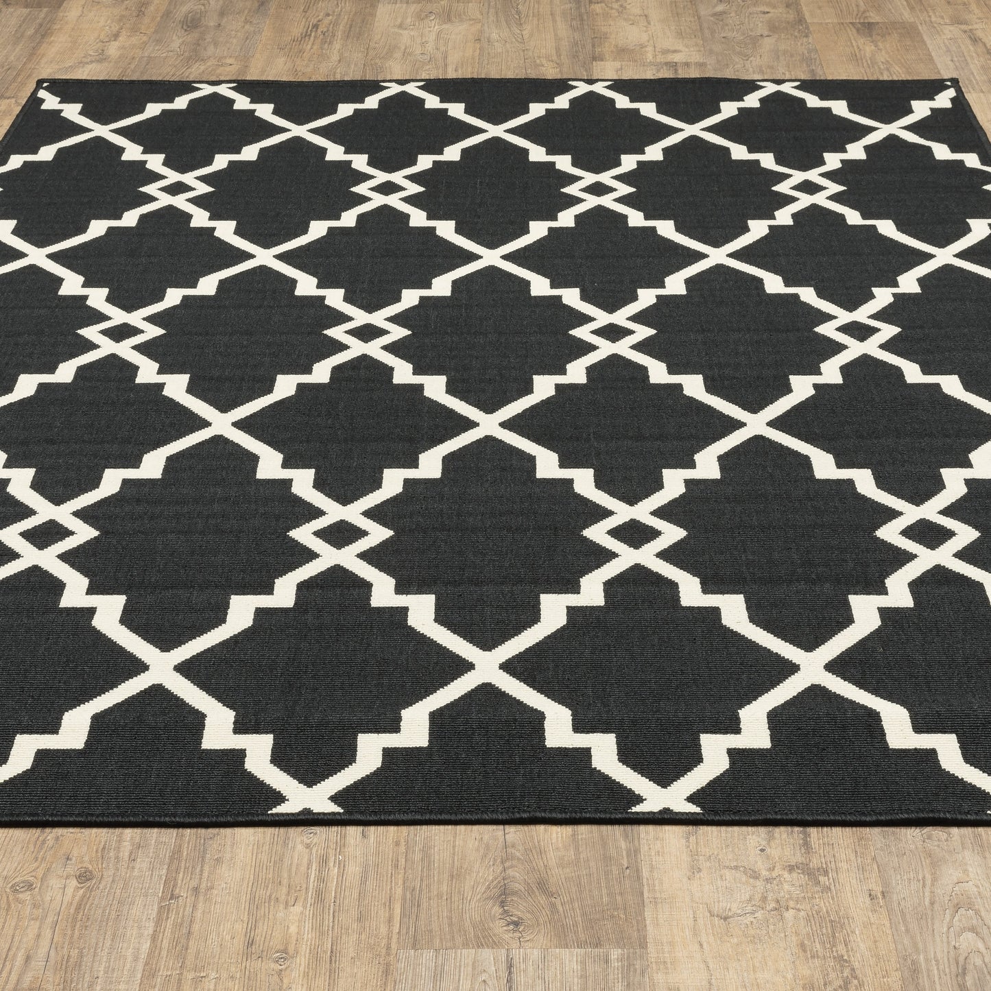 Vista Home Malta Lattice Black/ Off-White Indoor Outdoor Area Rug.