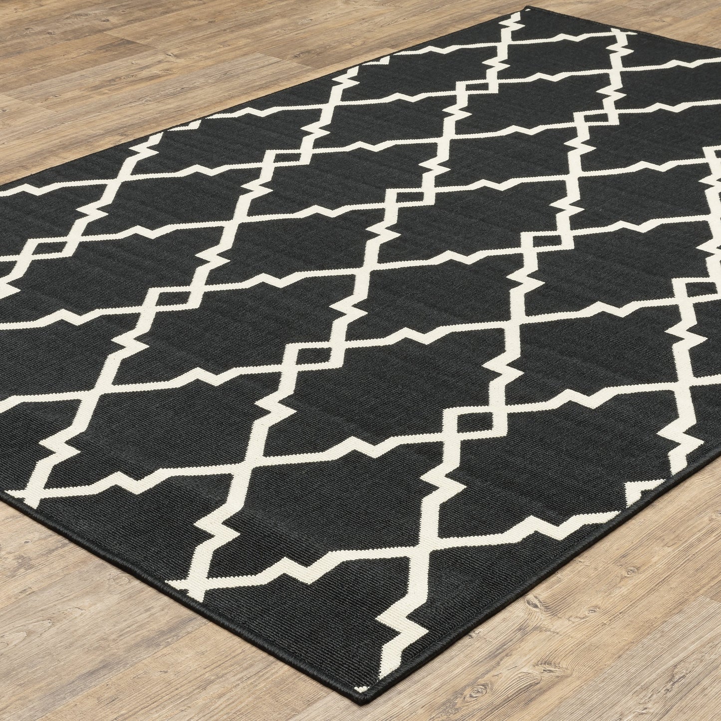 Vista Home Malta Lattice Black/ Off-White Indoor Outdoor Area Rug.